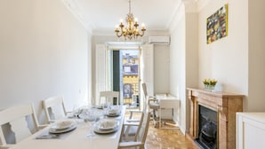 En spiseplads med et bord til fire, en pejs og udsigt ud