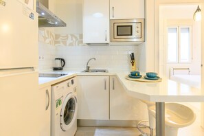 Een koelkast, een microgolfoven, een koffiezetapparaat/waterkoker