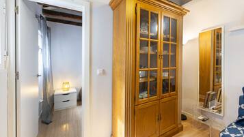 2 bedrooms, iron/ironing board, free WiFi