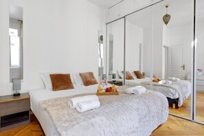 3 bedrooms, desk, Internet, bed sheets