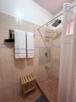 مجففات شعر، مناشف، ورق حمّام