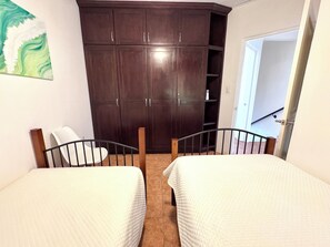 2 عدّة غرف نوم ومكواة/لوح كي وواي فاي مجانًا وملاءات أسرّة