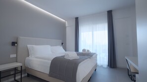 In-room safe, desk, laptop workspace, soundproofing - Hotel Cristal (Sirmione)