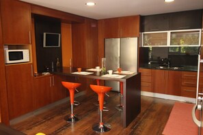 Kühlschrank, Mikrowelle, Ofen, Geschirrspüler