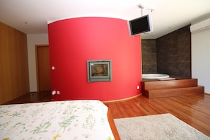 5 bedrooms, in-room safe, iron/ironing board, free WiFi