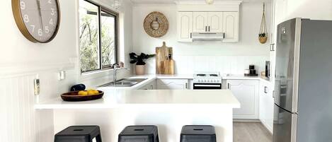 Réfrigérateur, micro-ondes, four, plaque de cuisson