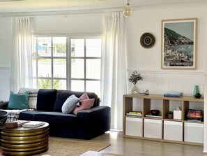 TV, fireplace, DVD player, books - ROBE TWO FIVE - Pet friendly outside, WiFi, wood fire (Robe)