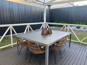 Outdoor dining - ROBE TWO FIVE - Pet friendly outside, WiFi, wood fire (Robe)