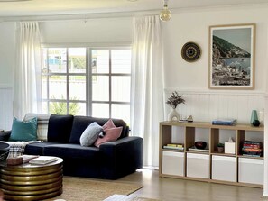 TV, fireplace, DVD player - ROBE TWO FIVE - Pet friendly outside, WiFi, wood fire (Robe)