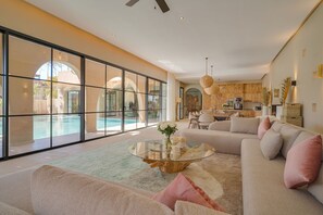 Smart TV, fireplace, table tennis