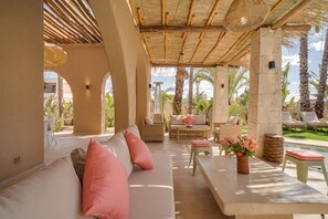Outdoor dining - Villa BALI with private heated pool, sauna, close to Amelkis golf course (Marrakech)