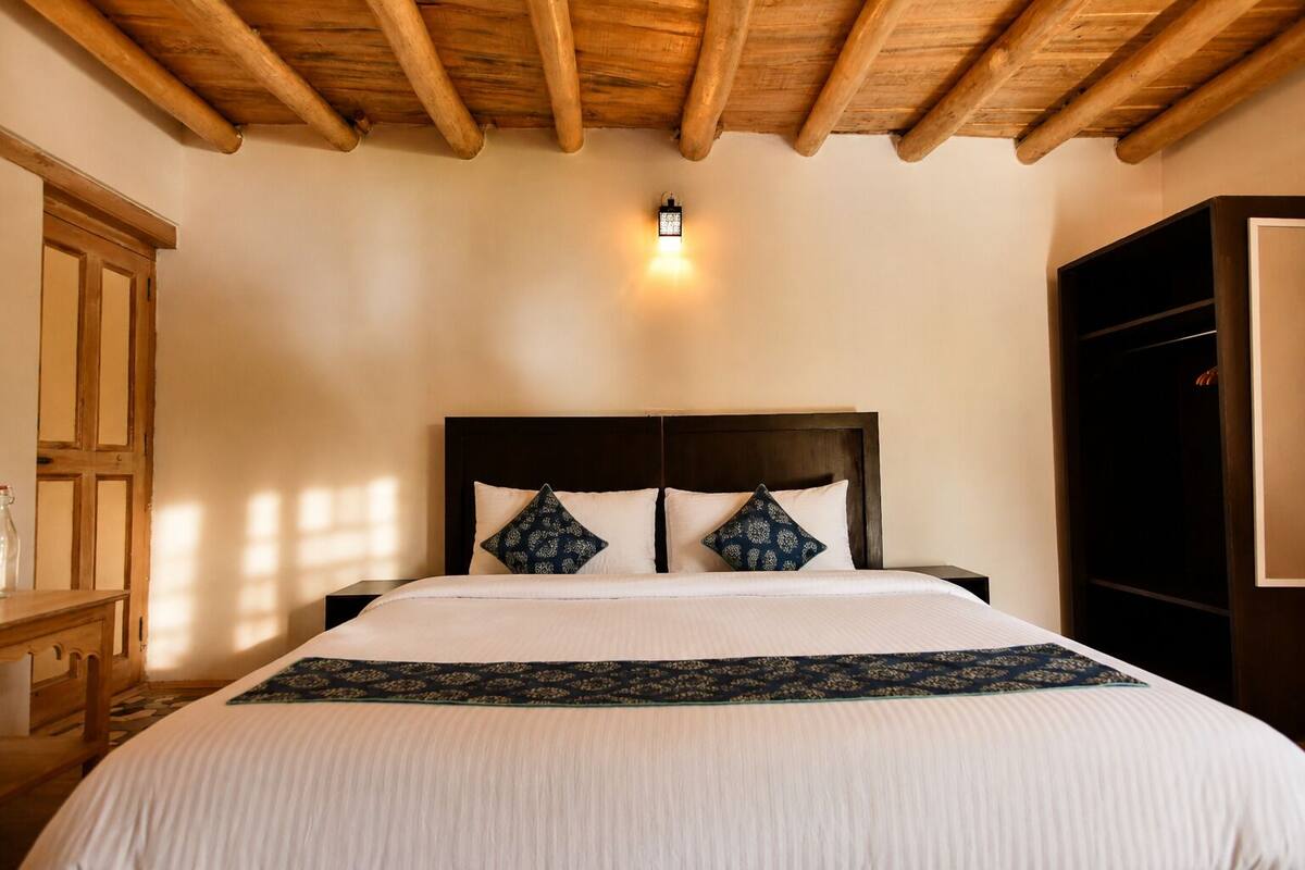 Suite Cottage Room | Desk, WiFi (free), bed sheets