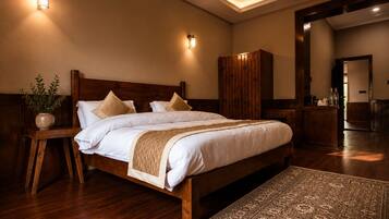 Premier Room | Desk, WiFi (free), bed sheets