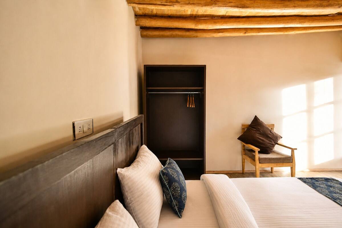 Desk, WiFi (free), bed sheets