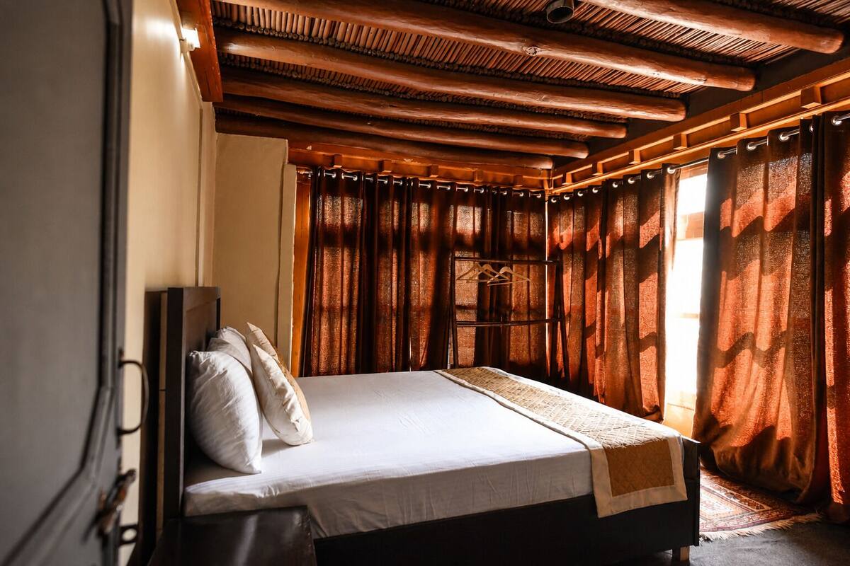 Heritage Cottage Room | Desk, WiFi (free), bed sheets