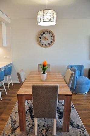 Dining - Charming 2-bedroom apartment with AC, WiFi in delightful Câmara de Lobos (Câmara de Lobos)