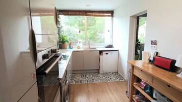 Chaise haute, produits de nettoyage écologiques fournis