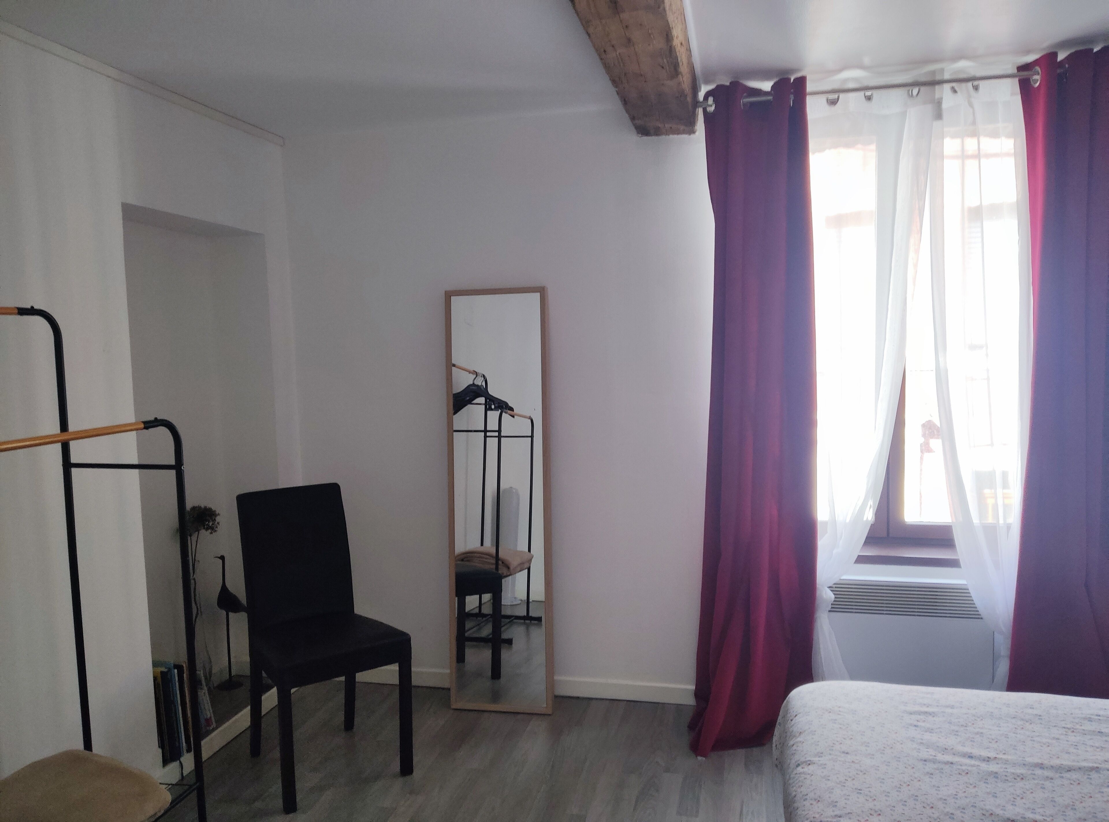 2 camere, una scrivania, ferro/asse da stiro, culla da viaggio