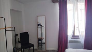 2 camere, una scrivania, ferro/asse da stiro, culla da viaggio