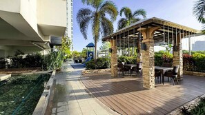 Outdoor dining - Cylos Place Manhattan  with 2 bedroom apartment,cozy home& accessible. (Quezon City)