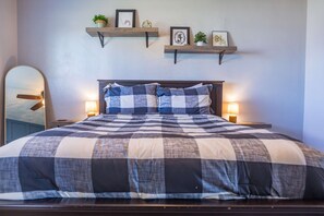 3 bedrooms, iron/ironing board, travel crib, WiFi - Cozy Ranch Home w/ Fireplace, Large Yard, Near ASU (Tempe)