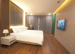 Suite de lujo, balcón, vistas al mar | Caja fuerte, escritorio, cortinas opacas y tabla de planchar con plancha