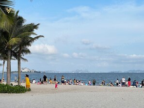 Nær stranden, hvit sand og sandvolleyball