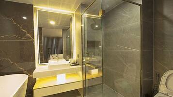 Luxury Suite, Balcony, Sea View | Bathroom