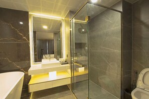 Suite Luxe, balcon, vue mer | Salle de bain | Articles de toilette gratuits, sèche-cheveux, chaussons