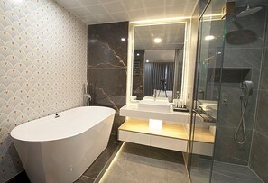 Luxury-Suite, Balkon, Meerblick | Badezimmer