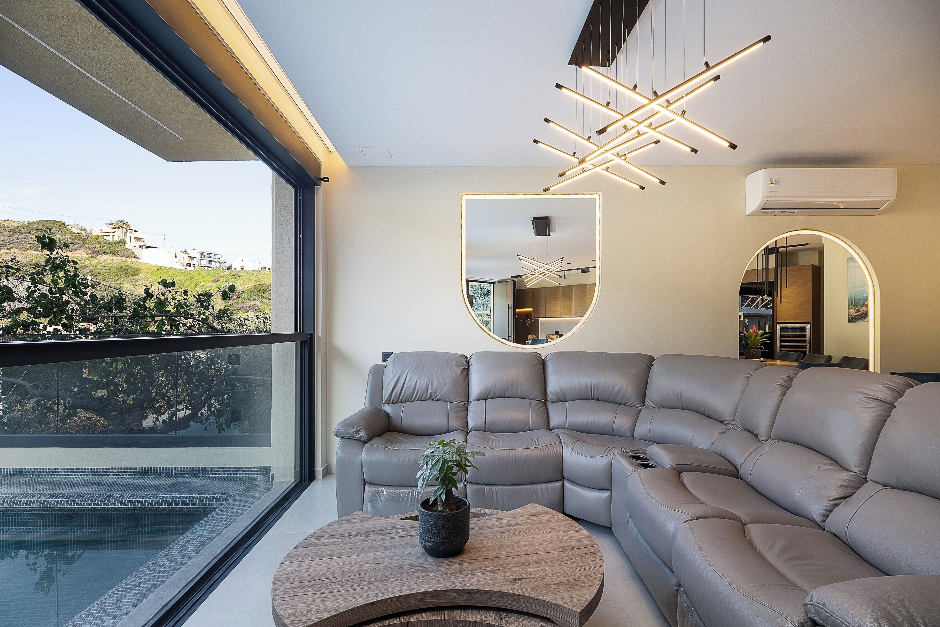 ลักซ์ชัวรี่วิลล่า, 4 ห้องนอน, ซาวน่า | บริเวณนั่งเล่น | เครื่องเล่นวิดีโอเกม, หนังสือ