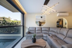 럭셔리 빌라, 침실 4개, 사우나 | 거실 공간 | 비디오 게임기, 책