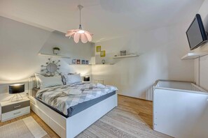 2 bedrooms, iron/ironing board, WiFi, bed sheets