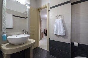 Douche, articles de toilette écologiques, sèche-cheveux