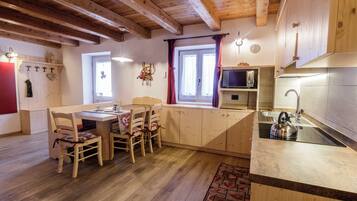 Kühlschrank, Mikrowelle, Herdplatte, Geschirrspüler