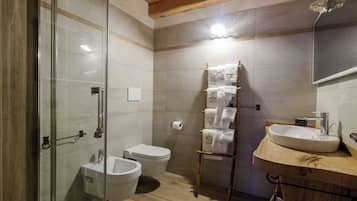 Doccia, asciugacapelli, bidet, asciugamani