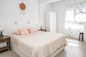 2 bedrooms, iron/ironing board, WiFi, bed sheets