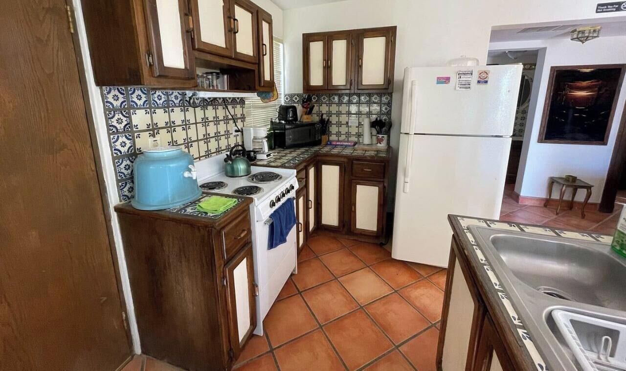 Kühlschrank, Mikrowelle, Ofen, Wasserkocher mit Kaffee-/Teezubehör