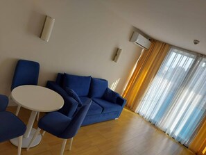 Smart TV - Sky-High Sea View Escape in the Heart of Batumi (Batumi)