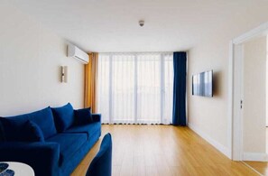 Smart TV - Sky-High Sea View Escape in the Heart of Batumi (Batumi)