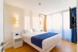 1 bedroom, desk, WiFi, bed sheets - Sky-High Sea View Escape in the Heart of Batumi (Batumi)