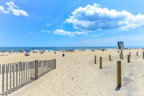 On the beach - Larger One Bedroom Oceanfront Condo with a Pool (Ocean City)