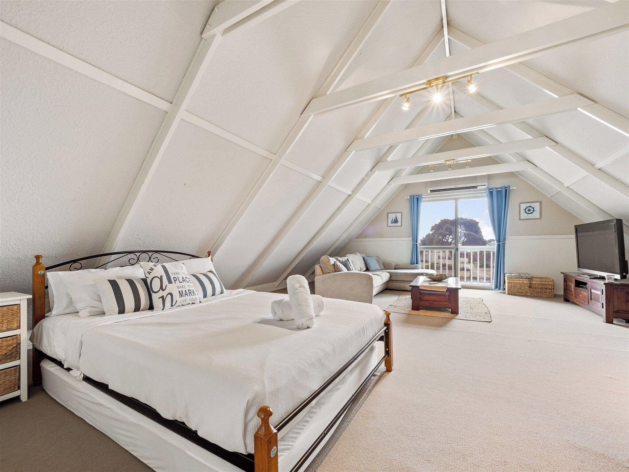 3 slaapkamers, een strijkplank/strijkijzer, reisbedje, gratis wifi