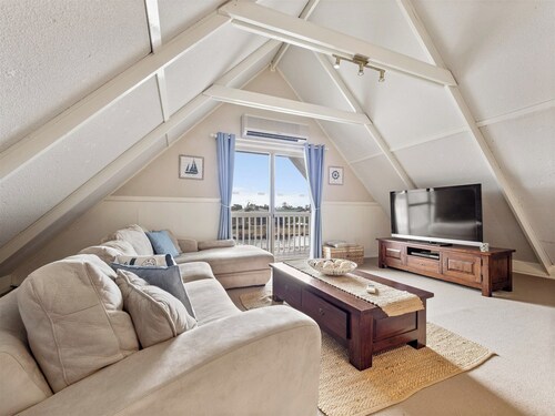 Canal view • Pet friendly • Private Jetty • Spacious Yard