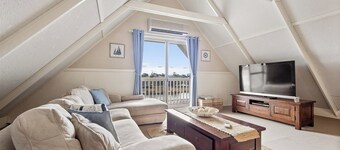 Canal view • Pet friendly • Private Jetty • Spacious Yard