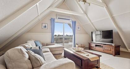 Canal view • Pet friendly • Private Jetty • Spacious Yard