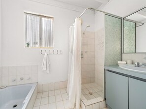 Sèche-cheveux, serviettes fournies