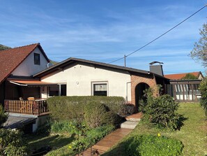 Exterior - Vacation home in the beautiful wine-growing village of Kirschroth with sun terrace and outdoor area. (Kirschroth)