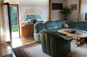 Smart TV, books, computer monitors - Vacation home in the beautiful wine-growing village of Kirschroth with sun terrace and outdoor area. (Kirschroth)