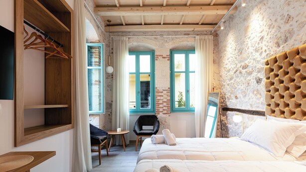 A bedroom with a bed, a desk, and a chair. - La Luna della Loggia A1 (Rethymno)